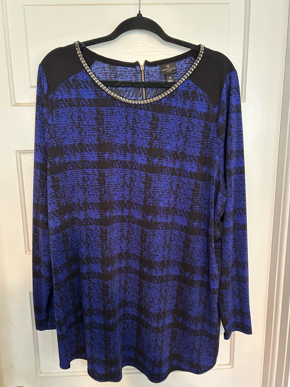 Women’s 1x Worthington Black and Blue Patterned Long Sleeve Top Jeweled Neck